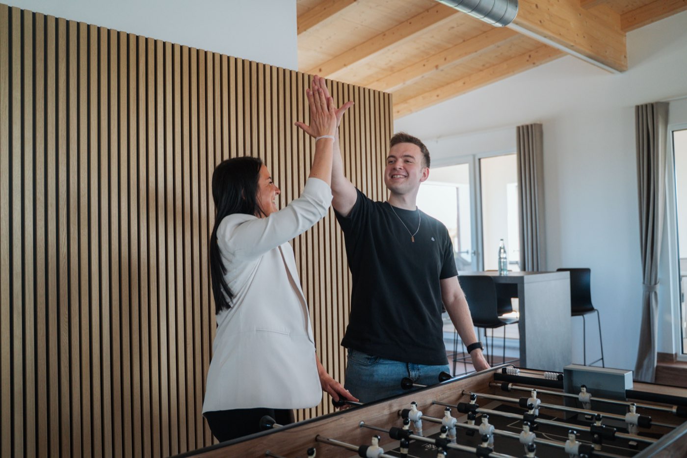 Modernes Arbeitsumfeld bei WLK — Lounge mit Kicker